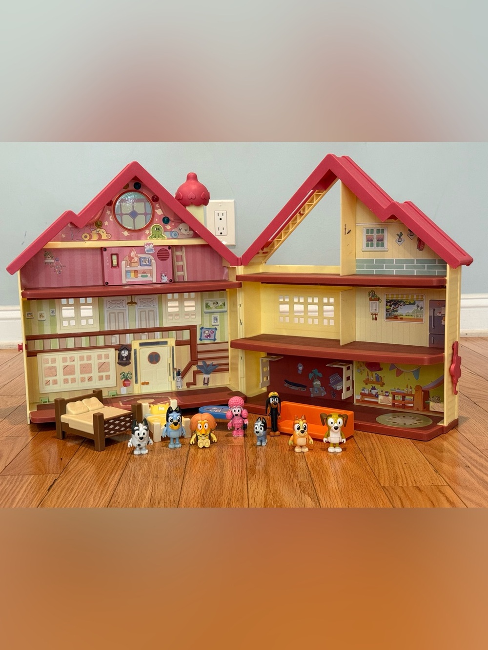 Bluey Ultimate Lights & Sounds Playhouse by Moose Toys furniture & 8 characters